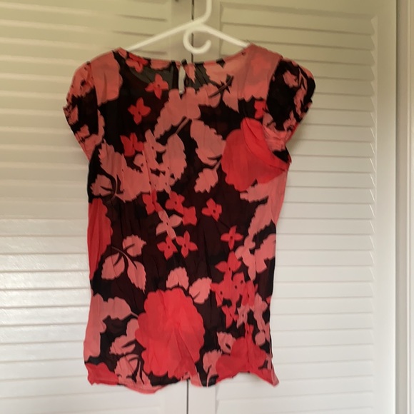 Kenzie floral blouse with keyhole button open - Picture 2 of 5